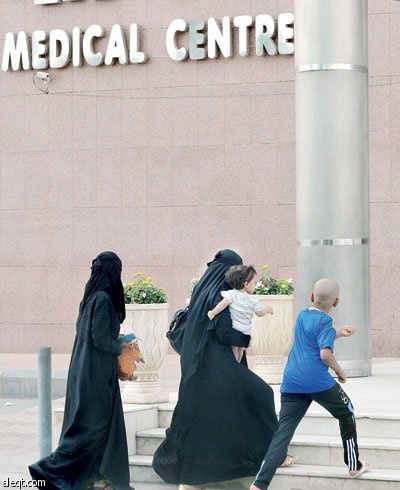 أسرة سعودية على أبواب مستشفى في قلب العاصمة الرياض