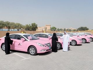 الامارات تطرح 11 سيارة أجرة خاصة بالنساء