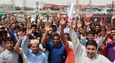 قصة مصورة : آلاف من العمالة الوافدة تقف في طوابير لتصحيح أوضاعها