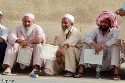 قصة مصورة : آلاف من العمالة الوافدة تقف في طوابير لتصحيح أوضاعها