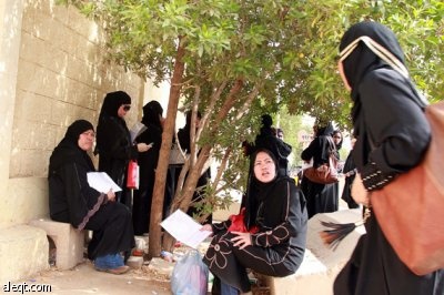 قصة مصورة : آلاف من العمالة الوافدة تقف في طوابير لتصحيح أوضاعها