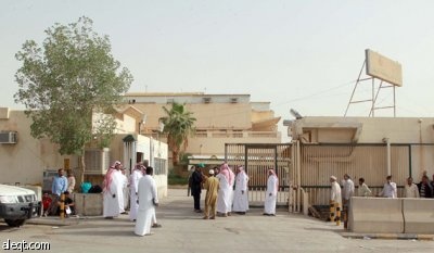 قصة مصورة : آلاف من العمالة الوافدة تقف في طوابير لتصحيح أوضاعها