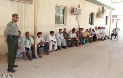 قصة مصورة : آلاف من العمالة الوافدة تقف في طوابير لتصحيح أوضاعها