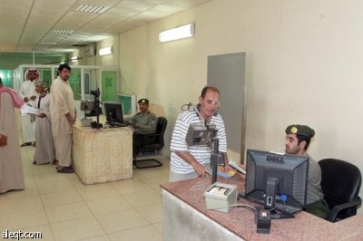 قصة مصورة : آلاف من العمالة الوافدة تقف في طوابير لتصحيح أوضاعها