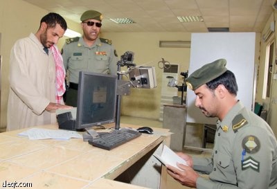 قصة مصورة : آلاف من العمالة الوافدة تقف في طوابير لتصحيح أوضاعها
