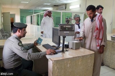 قصة مصورة : آلاف من العمالة الوافدة تقف في طوابير لتصحيح أوضاعها