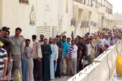 قصة مصورة : آلاف من العمالة الوافدة تقف في طوابير لتصحيح أوضاعها