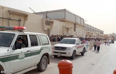 قصة مصورة : آلاف من العمالة الوافدة تقف في طوابير لتصحيح أوضاعها