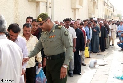 قصة مصورة : آلاف من العمالة الوافدة تقف في طوابير لتصحيح أوضاعها