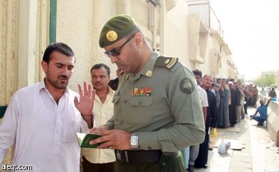 قصة مصورة : آلاف من العمالة الوافدة تقف في طوابير لتصحيح أوضاعها