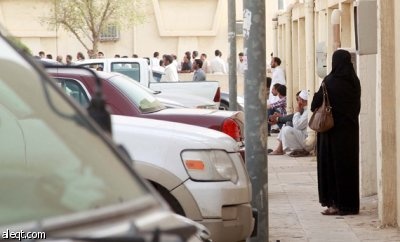 قصة مصورة : آلاف من العمالة الوافدة تقف في طوابير لتصحيح أوضاعها