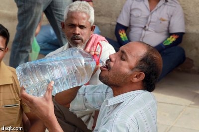 قصة مصورة : آلاف من العمالة الوافدة تقف في طوابير لتصحيح أوضاعها
