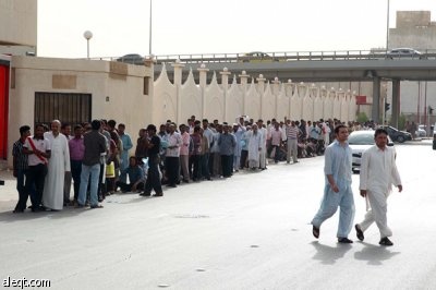 قصة مصورة : آلاف من العمالة الوافدة تقف في طوابير لتصحيح أوضاعها
