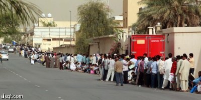 قصة مصورة : آلاف من العمالة الوافدة تقف في طوابير لتصحيح أوضاعها
