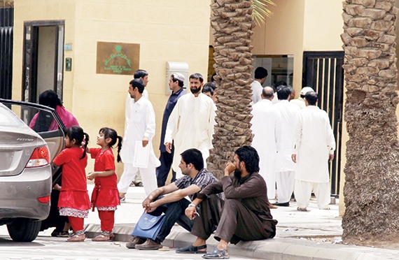 السفارات الأجنبية .. سوق سوداء للعمالة المخالفة