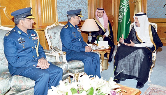 ولي العهد يبحث الموضوعات المشتركة مع رئيس الأركان الباكستاني
