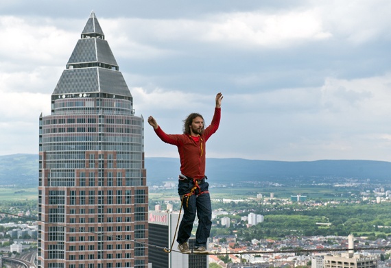 قصة مصورة : نمساوي يتغلب على رهاب الأماكن المرتفعة بالسير على الحبال