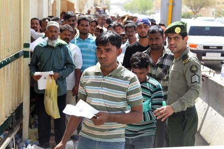 قصة مصورة: العمالة المخالفة تتدفق بكثرة لتصحيح وضعها في الرياض