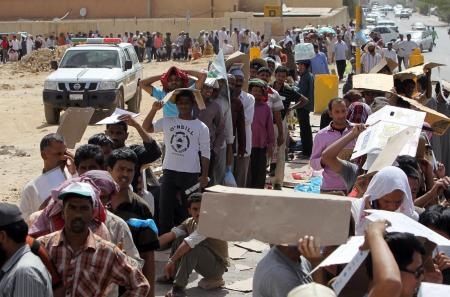 قصة مصورة: العمالة المخالفة تتدفق بكثرة لتصحيح وضعها في الرياض