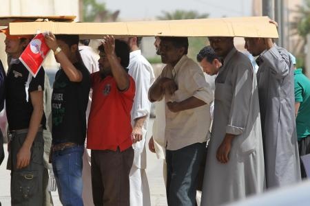 قصة مصورة: العمالة المخالفة تتدفق بكثرة لتصحيح وضعها في الرياض