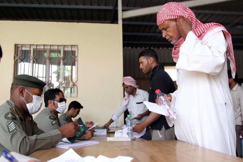 قصة مصورة: العمالة المخالفة تتدفق بكثرة لتصحيح وضعها في الرياض