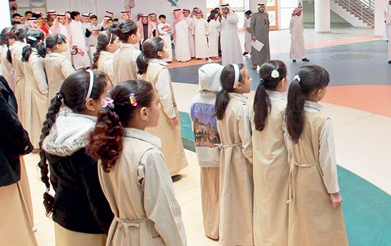 تأجيل تغيير الزي المدرسي للطالبات .. عامَين