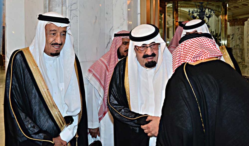خادم الحرمين الشريفين يستقبل الأمراء قبل انعقاد جلسة مجلس الوزراء