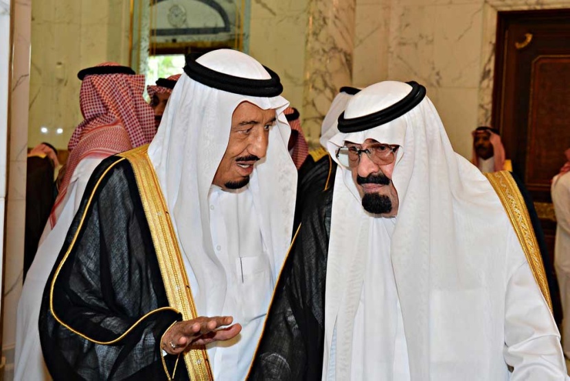 خادم الحرمين الشريفين يستقبل الأمراء قبل انعقاد جلسة مجلس الوزراء