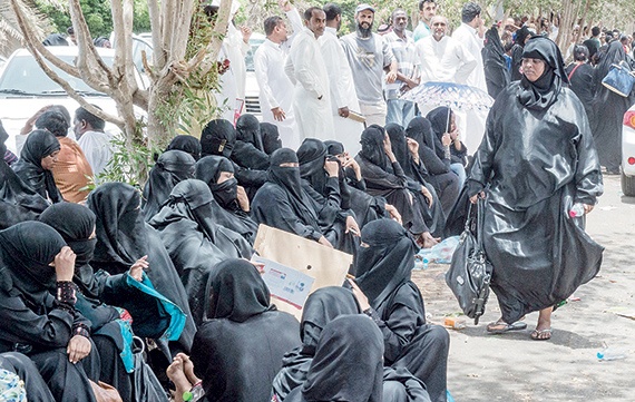 تدفق نسائي على الجوازات رغبة في الإقامة النظامية