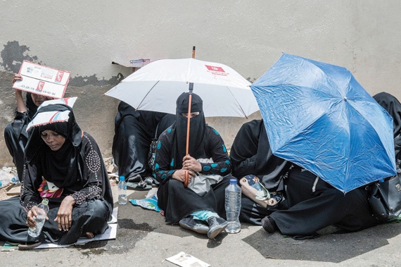 آسيويات ينتظرن خارج مبنى جوازات جدة