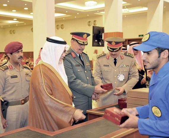 نائب وزير الدفاع يرعى تخريج الدفعة الثانية من معهد الأمير سلطان الصناعي