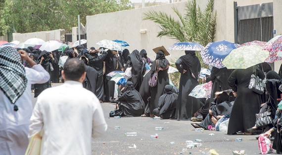 إندونيسيات يتنازلن عن الشروط التعجيزية مقابل نقل خدماتهن