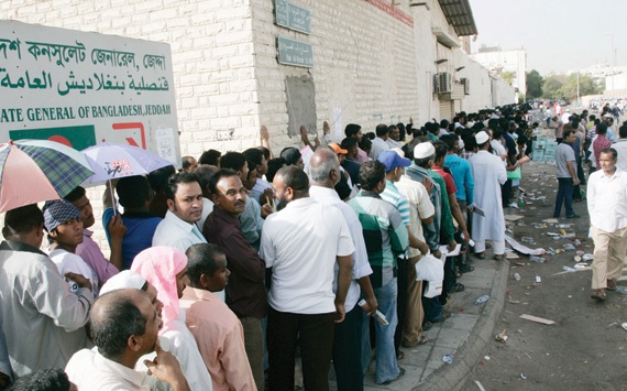 عمالة بنجلاديشية مخالفة لنظام الإقامة في جدة، يصطفون في طابور طويل أمام قنصلية بلادهم