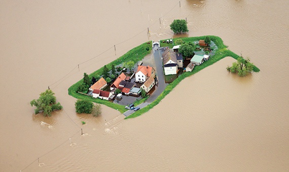 فيضانات أوروبا تخفض أسهم شركات إعادة التأمين 3.5 %
