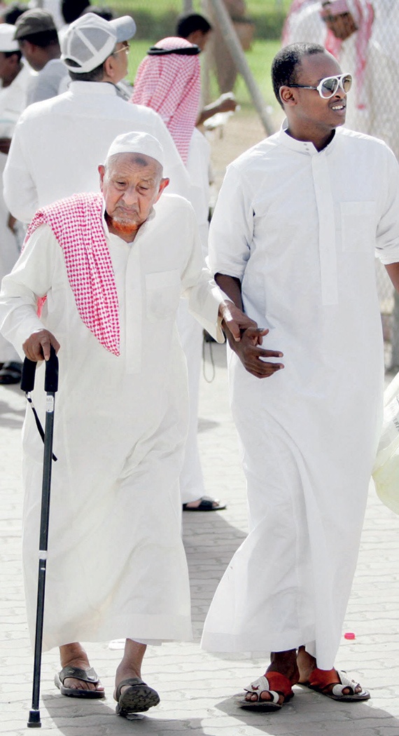 «العمل»: لا نية لإنهاء عقود العمالة التي تجاوزت سن الـ 60