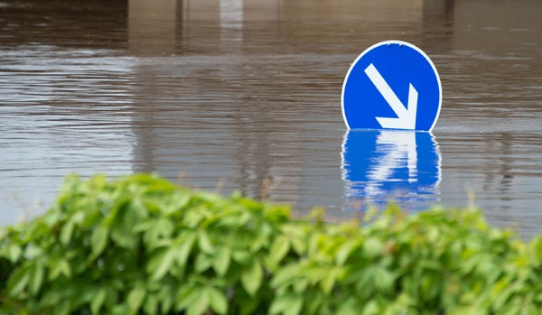 قصة مصورة : مطالبة 30 ألف شخص في مدينة ألمانية بمغادرة منازلهم بسبب الفيضانات