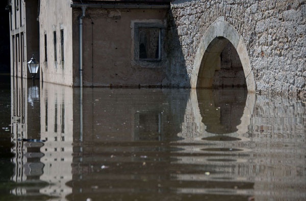 قصة مصورة : مطالبة 30 ألف شخص في مدينة ألمانية بمغادرة منازلهم بسبب الفيضانات