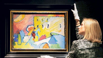 موظفة من دار كريستي  تعرض لوحة « فاسيلي كاندينسكي'ارتجال 3» في لندن أمس