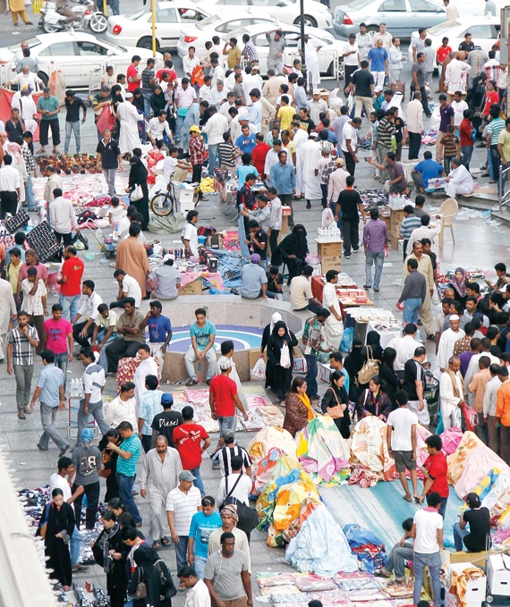 عمالة تعرض بضائعها على مباسط غير نظامية في منطقة البلد في جدة