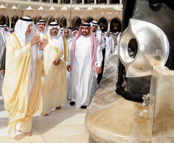 أمير مكة المكرمة يتشرف بغسل الكعبة المشرفة