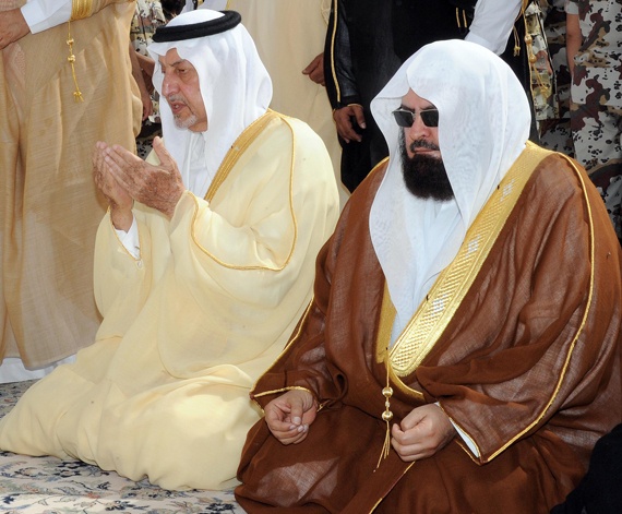 أمير مكة المكرمة يتشرف بغسل الكعبة المشرفة