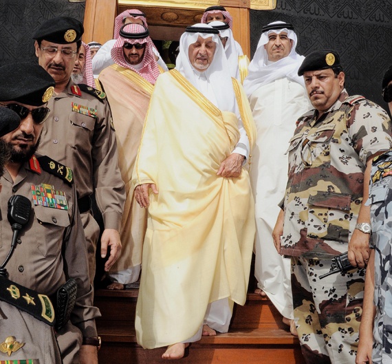 أمير مكة المكرمة يتشرف بغسل الكعبة المشرفة