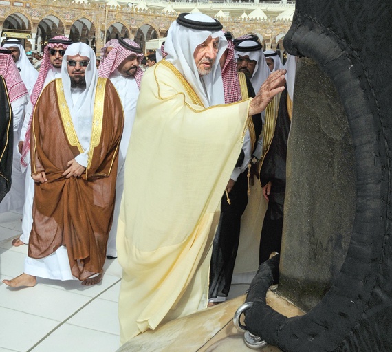 أمير مكة المكرمة يتشرف بغسل الكعبة المشرفة