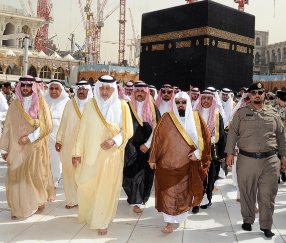 أمير مكة المكرمة يتشرف بغسل الكعبة المشرفة