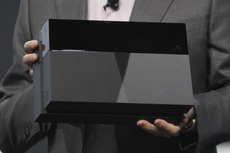 قصة مصورة: سوني تتحدى مايكروسوفت وتعلن سعرا أقل للجيل الجديد من بلاي ستيشن