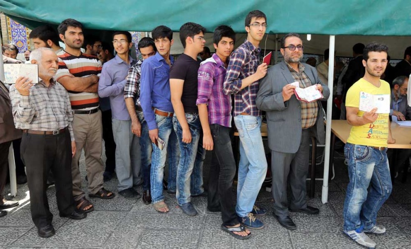 ملايين الناخبين يدلون بأصواتهم في انتخابات الرئاسة الايرانية