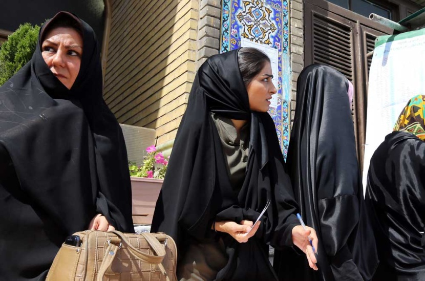 ملايين الناخبين يدلون بأصواتهم في انتخابات الرئاسة الايرانية