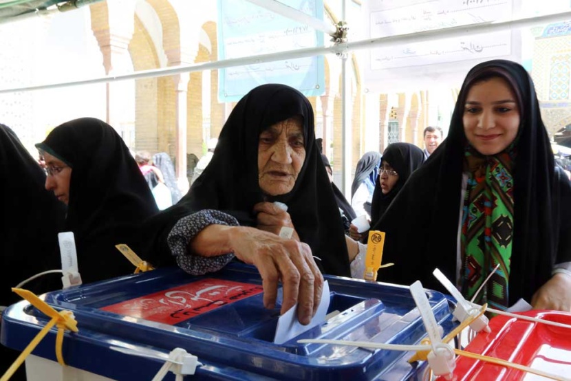 ملايين الناخبين يدلون بأصواتهم في انتخابات الرئاسة الايرانية