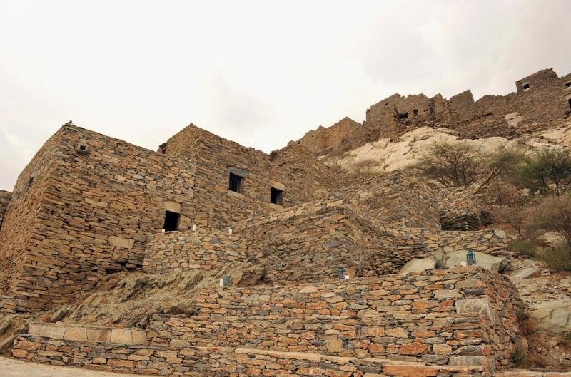قصة مصورة: الباحة تجتذب المصطافين بغاباتها وآثارها السياحية