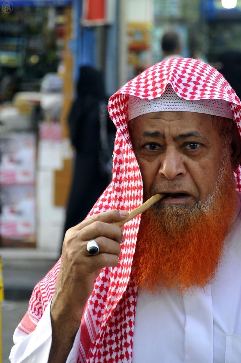 قصة مصورة: المسواك فرشاة طبيعية تستخرج من بطون الأودية وسفوح الجبال الاستوائية